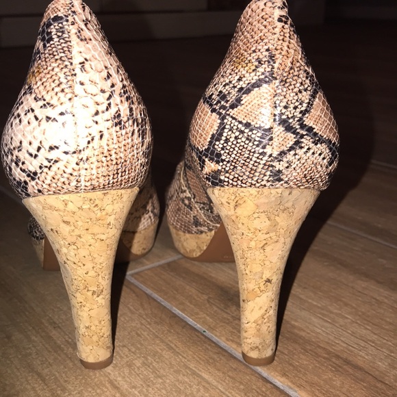 NURTURE By LAMAZE KIRA  Snake Print Heels. - Picture 5 of 8